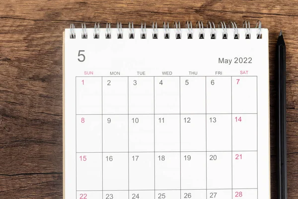 顶部视图日历台2022年 日历规划在五月 铅笔在木制桌子的背景 业务规划任命会议概念 — 图库照片