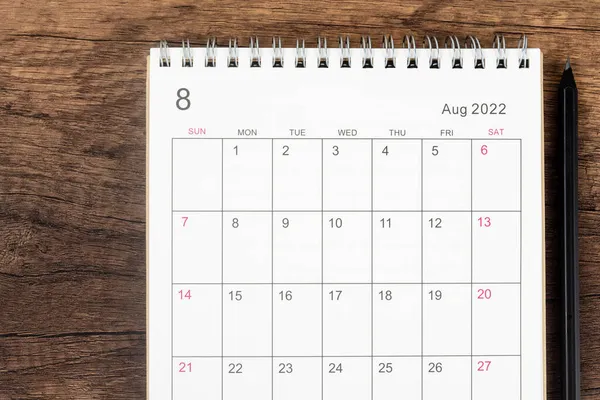 トップビューカレンダーデスク2022 8月のカレンダー計画と木製のテーブルの背景に鉛筆 事業計画選任会議の概念 — ストック写真