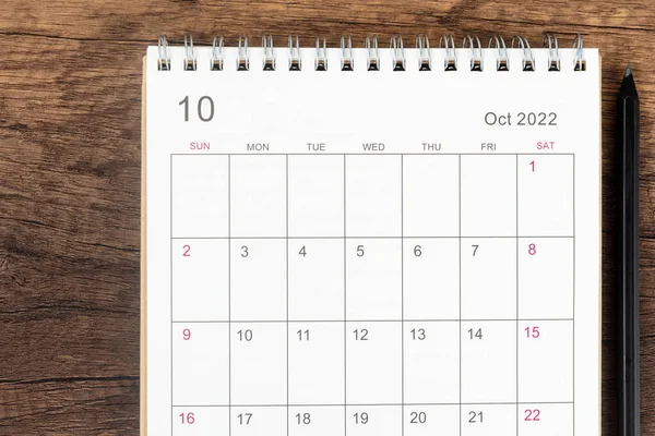 顶部视图日历台2022年 日历规划在10月 铅笔在木制桌子的背景 业务规划任命会议概念 — 图库照片