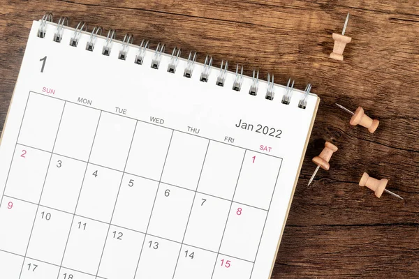 トップ表示カレンダーデスク2022年1月 木製のテーブルの背景にプッシュピンで計画と締め切りの概念 事業計画選任会議の概念 — ストック写真