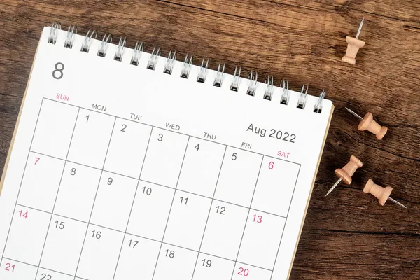 トップ表示カレンダーデスク2022年8月 木製のテーブルの背景にプッシュピンで計画と締め切りの概念 事業計画選任会議の概念 — ストック写真