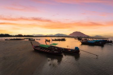 Ranong Eyaleti, Tayland açıklarında uzun kuyruklu bir tekneden gün doğumu..