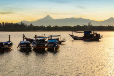 Ranong Eyaleti, Tayland açıklarında uzun kuyruklu bir tekneden gün doğumu..