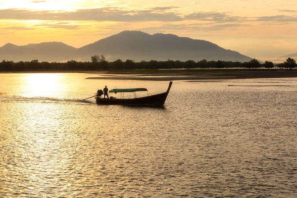 Wschód Słońca Łodzi Podwodnej Wybrzeży Prowincji Ranong Tajlandia — Zdjęcie stockowe