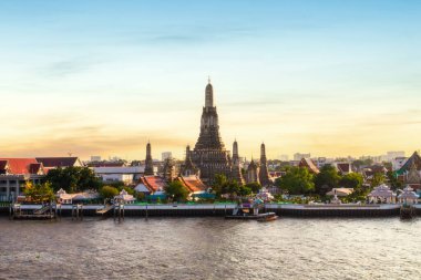 Wat Arun ve Chao Phraya Nehri güzel günbatımı arkaplanlı, Bangkok, Tayland