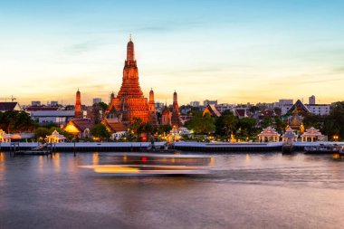 Wat Arun ve Chao Phraya Nehri güzel günbatımı arkaplanlı, Bangkok, Tayland