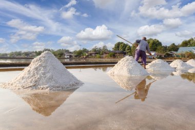 Tayland 'ın Samut Sakhon Eyaleti' ndeki endüstriyel tüketicilere göndermeden önce doğal okyanus tuzlu suyundan yapılan deniz tuzu üretimi çiftliği..