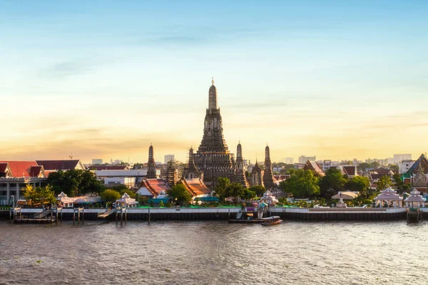 Wat Arun ve Chao Phraya Nehri güzel günbatımı arkaplanlı, Bangkok, Tayland