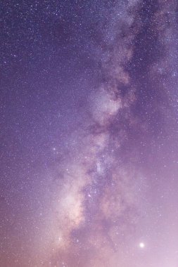 Samanyolu Galaksisi 'nde yıldızlar ve uzay tozu vardır..