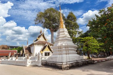 Wat Chedi Luang, Tayland 'ın Chiang Mai şehrinde eski ve güzel bir tapınak.