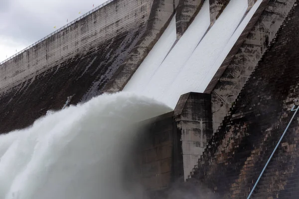 Wasser Fließt Über Schleusentore Eines Staudamms Khun Dan Prakan Chon — Stockfoto