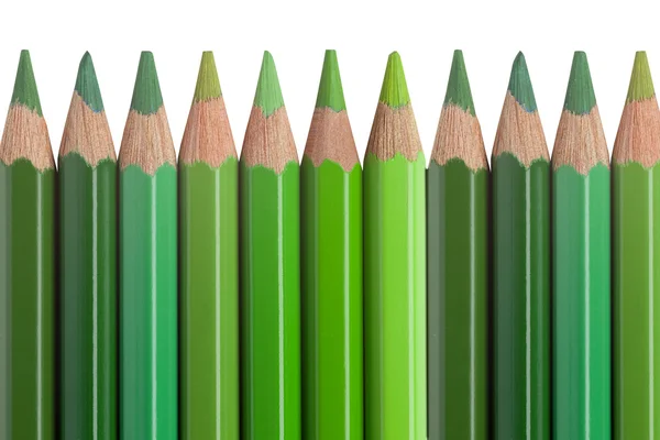 Groene potloden geïsoleerd op witte achtergrond — Stockfoto