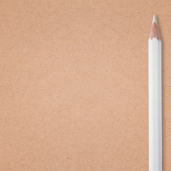 Biały ołówek na tło kartonowe — Zdjęcie stockowe