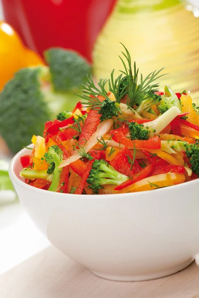 红色、 黄色和橙色的甜辣椒、 花椰菜、 茴香沙拉 — 图库照片