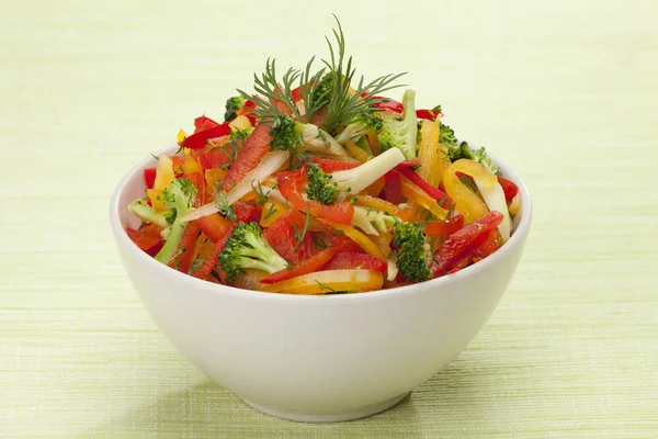 Rood, geel en oranje zoete peper, broccoli en venkel Salade — Stockfoto