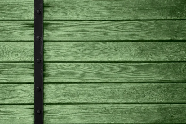 Holzplanken Hintergrund mit schwarzen Metallstangen — Stockfoto