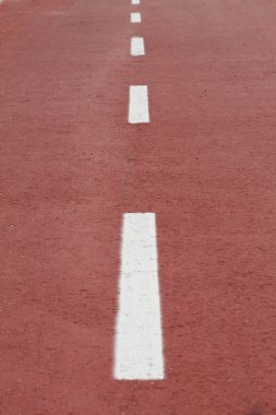 lege freeway bossen op bewolkte dag