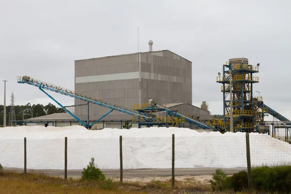 Современные детали оборудования для переработки соли в Португалии — стоковое фото
