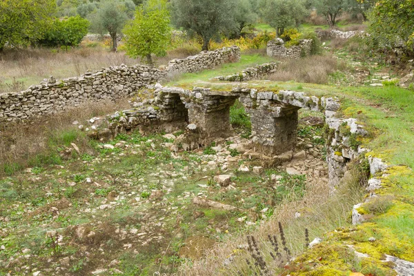 Stone bridge over small dry river against rural landscape — Stock Photo, Image