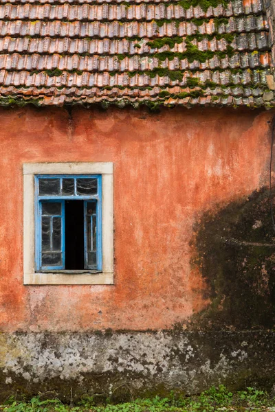 Rostiges Holz blaues Fenster an alter orangefarbener Wand — Stockfoto