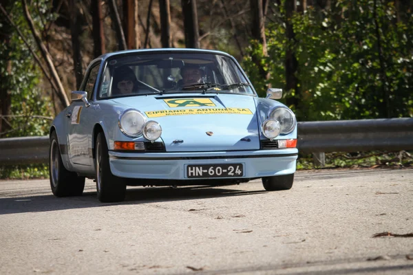 LEIRIA, PORTOGALLO - 2 FEBBRAIO: Conducente sconosciuto guida una Porsche 911 durante il Rally invernale amatoriale 2013, a Leiria, Portogallo, il 2 febbraio 2013 . — Foto Stock