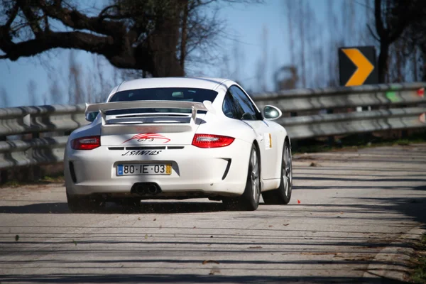 Leiria, portugal - 2 februari: joaquim alves rijdt een porsche 997 tijdens 2013 amateur winter rally, in leiria, portugal op 2 februari 2013. — Stockfoto