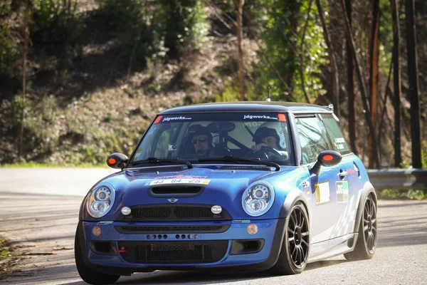 LEIRIA, PORTUGAL - FEBRUARY 2: Joao Goncalves drives a Mini Cooper S during 2013 Amateur Winter Rally, in Leiria, Portugal on February 2, 2013. — Stock Photo, Image
