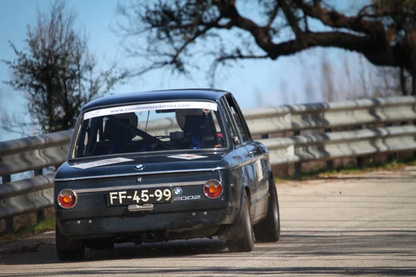 LEIRIA, PORTOGALLO - 2 FEBBRAIO: Jose Cunha guida una BMW 2002 durante il 2013 Amateur Winter Rally, a Leiria, Portogallo il 2 febbraio 2013 . — Foto Stock