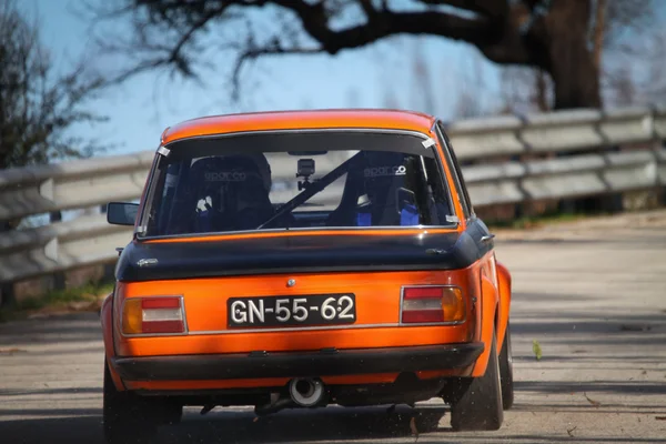 LEIRIA, PORTUGAL - FEBRUARY 2: Paulo Soares drives a BMW 2002 during 2013 Amateur Winter Rally, in Leiria, Portugal on February 2, 2013. — Stock Photo, Image