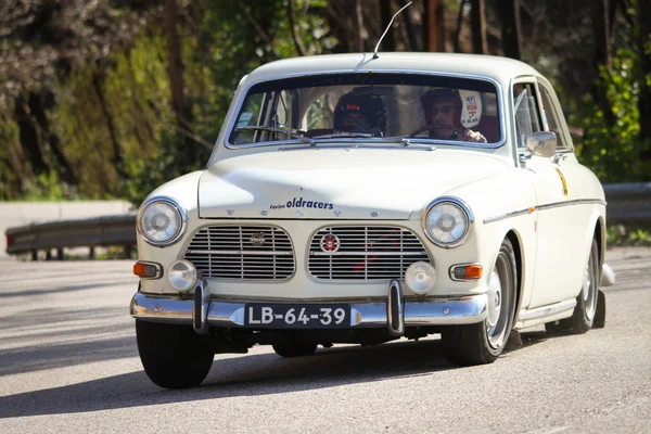 LEIRIA, PORTUGAL - FEBRUARY 2: Pedro Black drives a Volvo 122S during 2013 Amateur Winter Rally, in Leiria, Portugal on February 2, 2013. — Stock Photo, Image