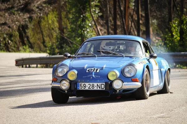 LEIRIA, PORTOGALLO - 2 FEBBRAIO: Carlos Brizido guida una Renault Alpine 1600 durante il Rally invernale amatoriale 2013, a Leiria, Portogallo il 2 febbraio 2013 . — Foto Stock