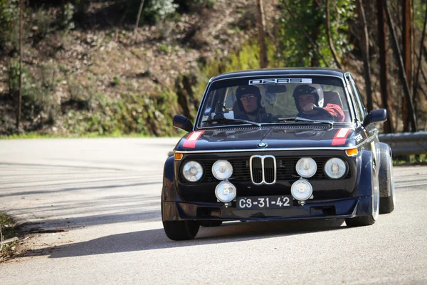 LEIRIA, PORTUGAL - FEBRUARY 2: Joao Fernandes drives a BMW 2002 during 2013 Amateur Winter Rally, in Leiria, Portugal on February 2, 2013. — Stock Photo, Image