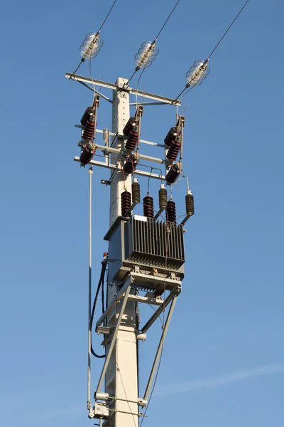 Elektriska pylon med transformator — Stockfoto