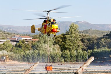 Penela, Portekiz - Ağustos 28: Yangın Kurtarma ağır helikopter, su kovası, su penela Ağustos 28, 2010 yılında penela, Portekiz scooping. 