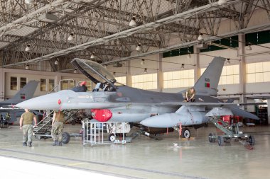 Monte real, Portekiz-Nisan 7: f-16 Portekizce hangar bakımı üzerinde Nisan 7,2011 içinde monte real, Portekiz için üzerinde 