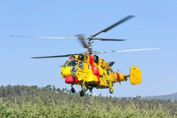 PENELA, PORTUGAL - AUGUST 28 : Fire rescue heavy helicopter, with water bucket, scooping water in Penela August 28, 2010 in Penela, PORTUGAL — Stock Photo, Image