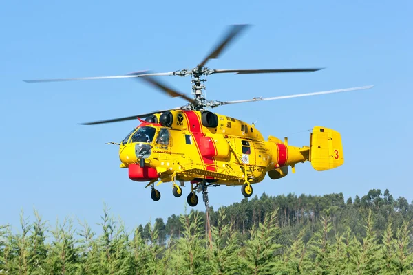 PENELA, PORTUGAL - AUGUST 28 : Fire rescue heavy helicopter, with water bucket, scooping water in Penela August 28, 2010 in Penela, PORTUGAL — Stock Photo, Image