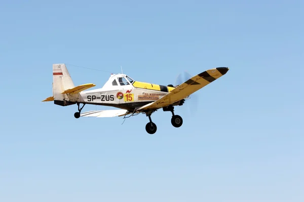 POMBAL, PORTUGAL - AUGUST 28: PZL-Mielec M-18B Dromader firefighting aircraft flying to combat a fire in Pombal August 28 2010 in Pombal, Portugal — Stock Photo, Image