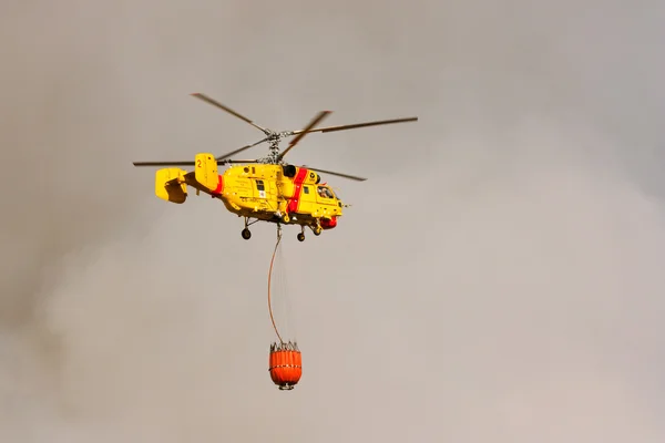 Pombal, portugal - 1. Oktober: schwerer Rettungshubschrauber mit Wassereimer, der am 1. Oktober 2011 in pombal, portugal, in Flammen aufgeht — Stockfoto