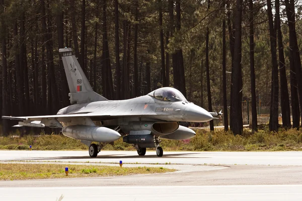 MONTE REAL, PORTUGAL-APRIL 7: Portuguese F16 taxing. Participating in Real Thaw Nato exercise at Base N.5 MONTE REAL,integrated in Fap and Nato on April 7,2011 in Monte Real, Portugal — Stock Photo, Image