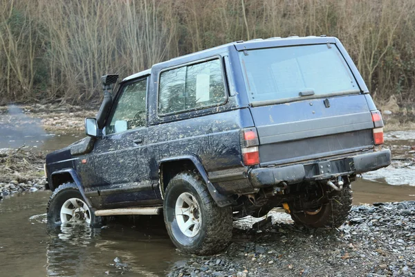 Jeep på River – stockfoto