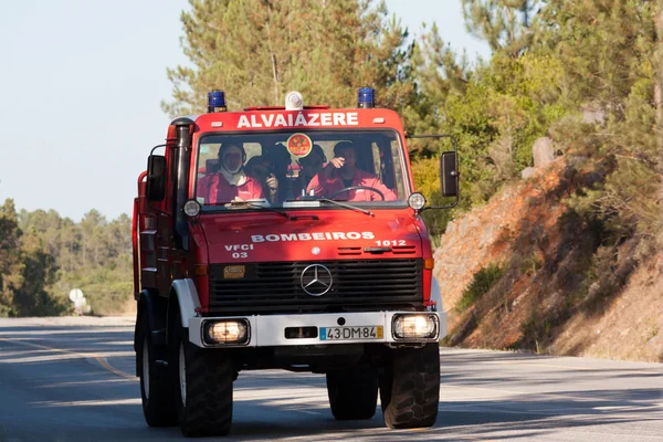 Pombal, portugal - juli 15: feuerwehrfahrzeug auf dem weg zu einem lauffeuer, in pombal, portugal am juli 15, 2012 — Stockfoto