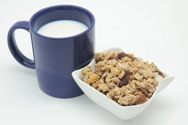 Tasse bleue de petit déjeuner avec lait et céréales — Photo