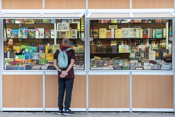 Alcala Henares Madrid Spain October 2019 Man Taking Look Books —  Fotos de Stock