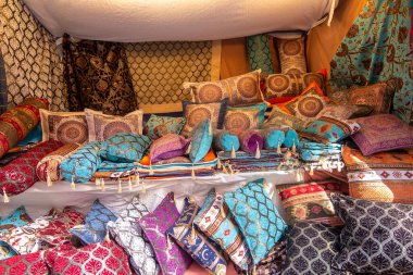 Dekoratif yastıkların renkleri nedeniyle Arap tarzında sergilenmesi, evde göz alıcı ve konfor sunuyor.