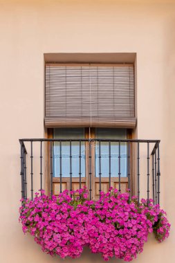 Begonvil çiçekleriyle süslenmiş bir balkonun dikey görüntüsü