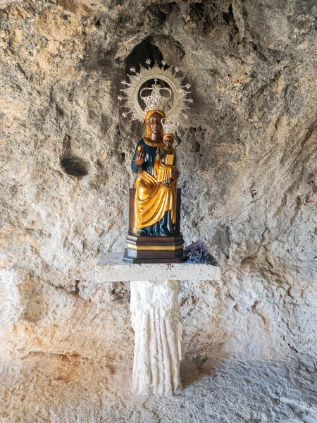 Cueva Con Talla Virgen Pena Virgen Guisante Una Virgen Negra — Foto de Stock