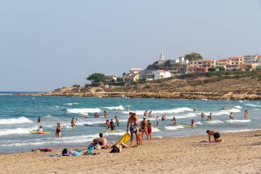 SAN JUAN, ALICANTE, İSPAN - 29 AĞUSTOS 2016: Güneşli bir yaz gününde San Juan plajında bir günün tadını çıkaran banyocular