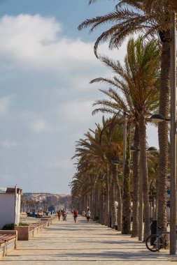 SAN JUAN, ALICANTE, İSPAN - 29 AĞUSTOS 2016; San Juan sahili boyunca öğleden sonra yürüyüşü yapan turistler