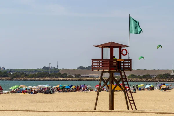 Bagnino Guardia Dalla Torre Avvistamento Spiaggia Proteggere Bagnanti Mentre Prendere — Foto Stock